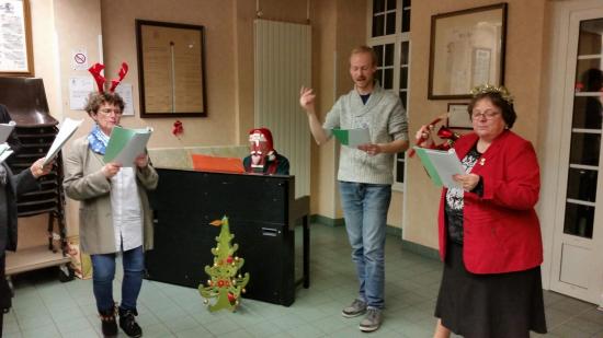 Christmas Carols dirigés par Nicolas et Nancy. Dan au piano.