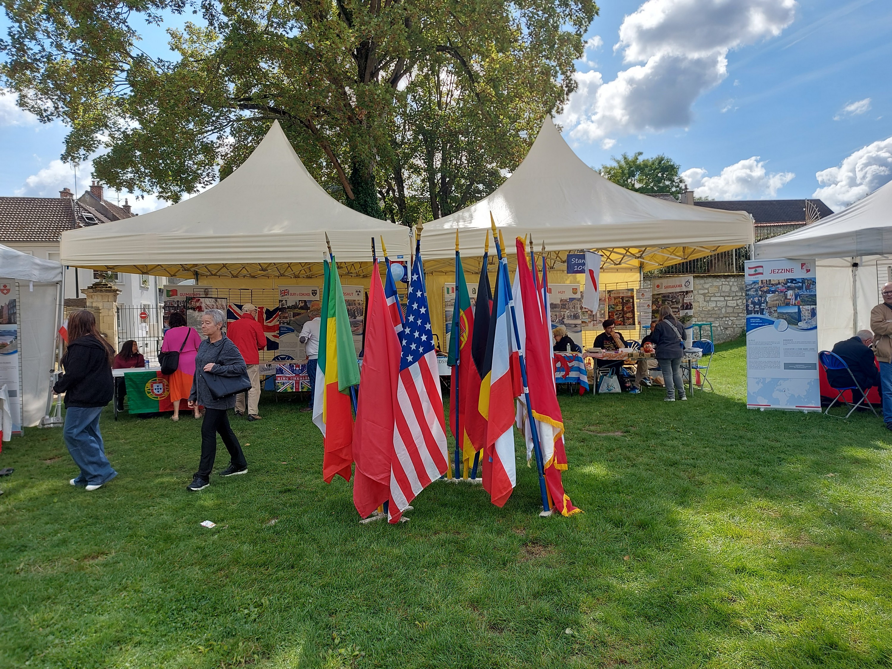 Les drapeaux des pays jumelés