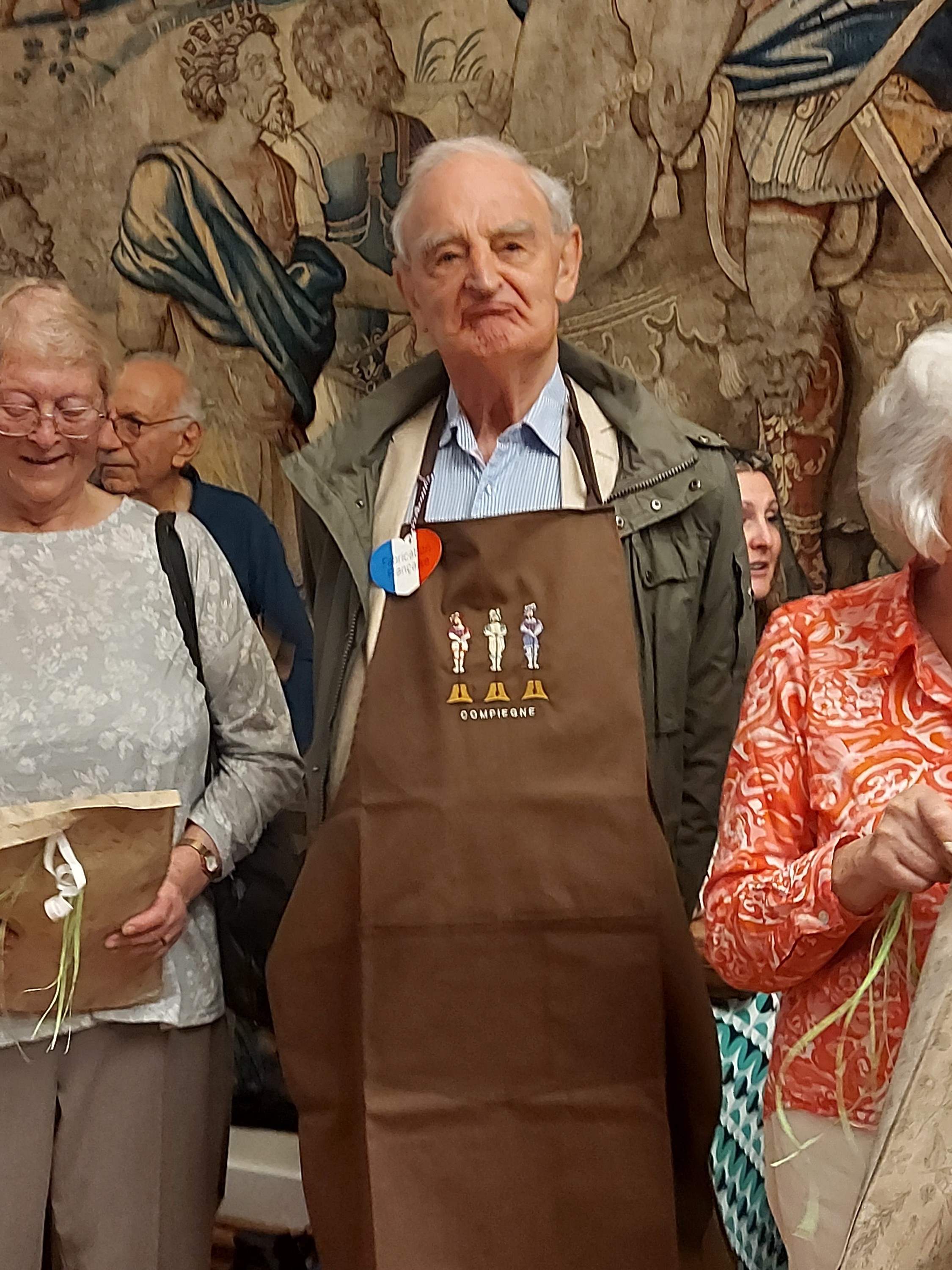 Stephen apprécie son cadeau