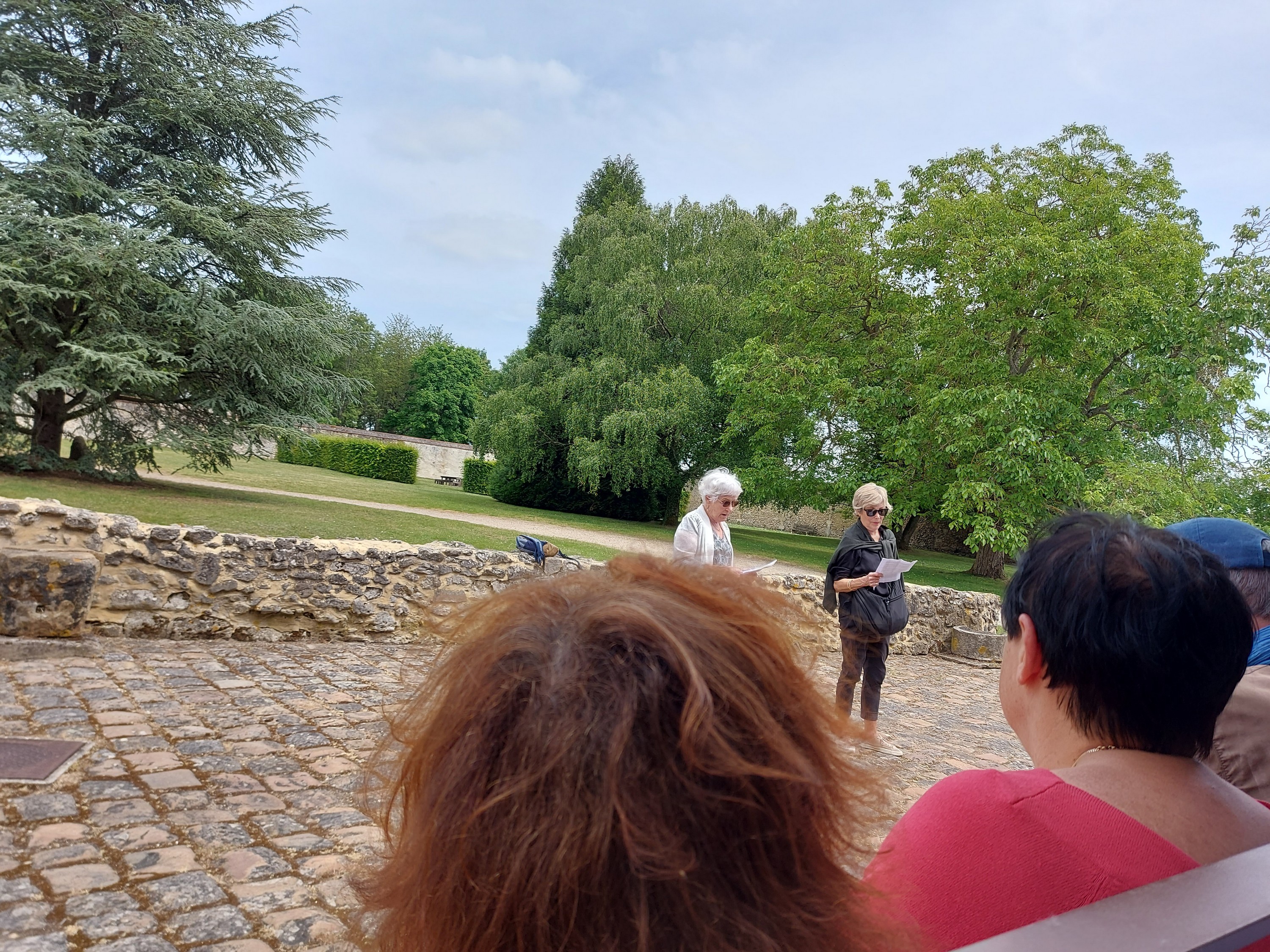 Geneviève et Françoise font la présentation en français et en anglais