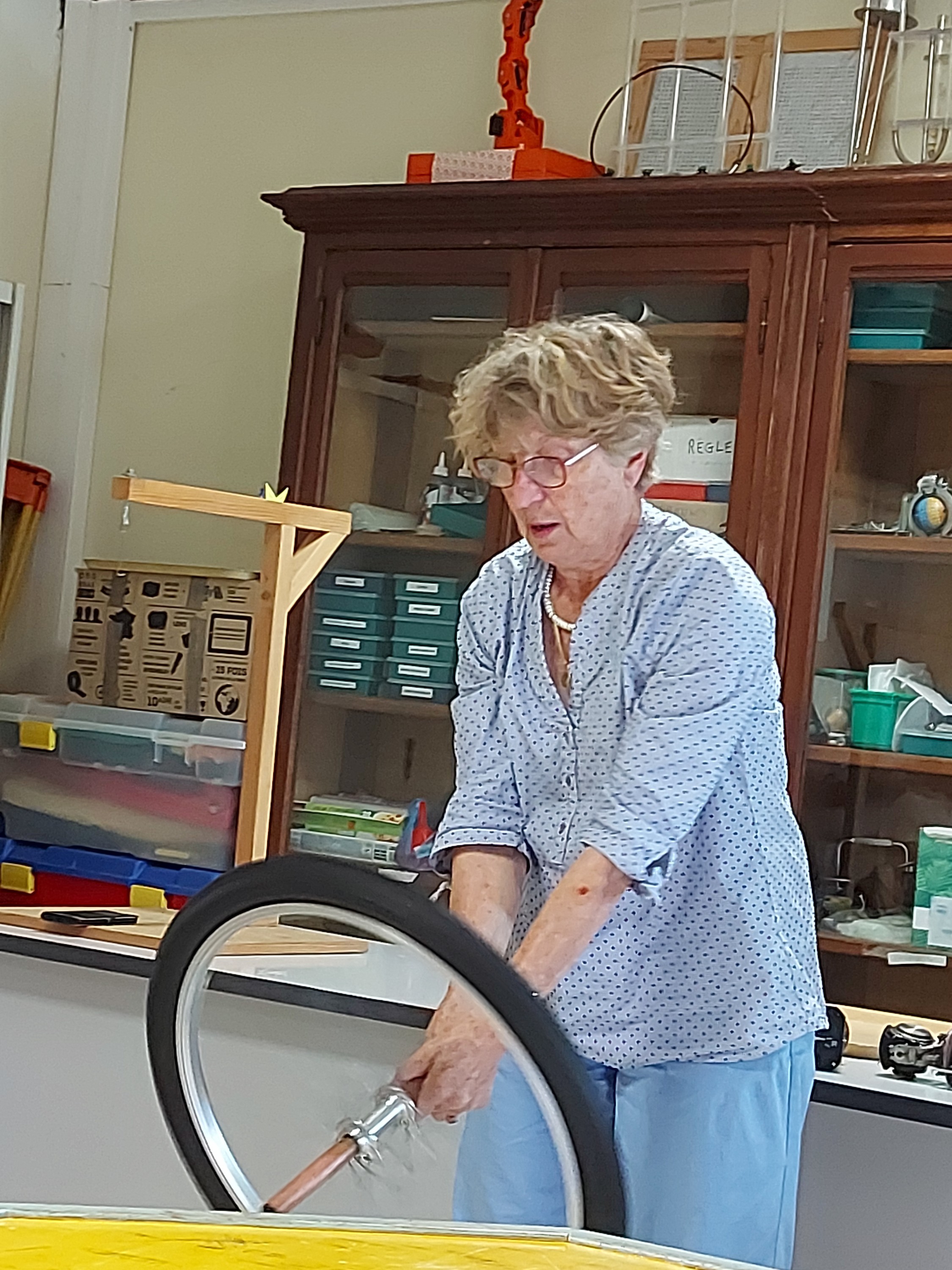 Marie Claude teste l'effet gyroscopique