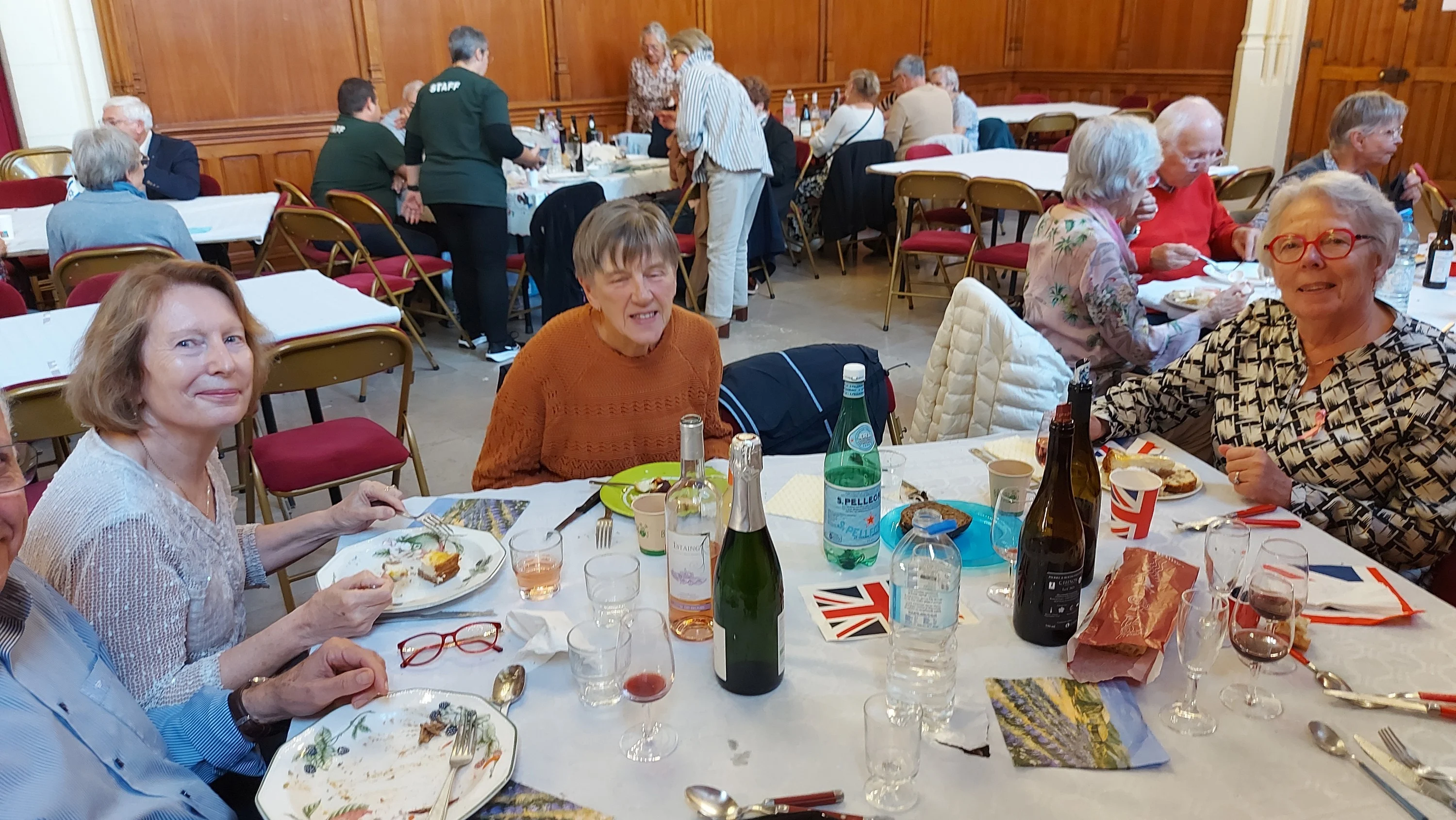 Les traditions, les discours, le banquet et la piste de danse