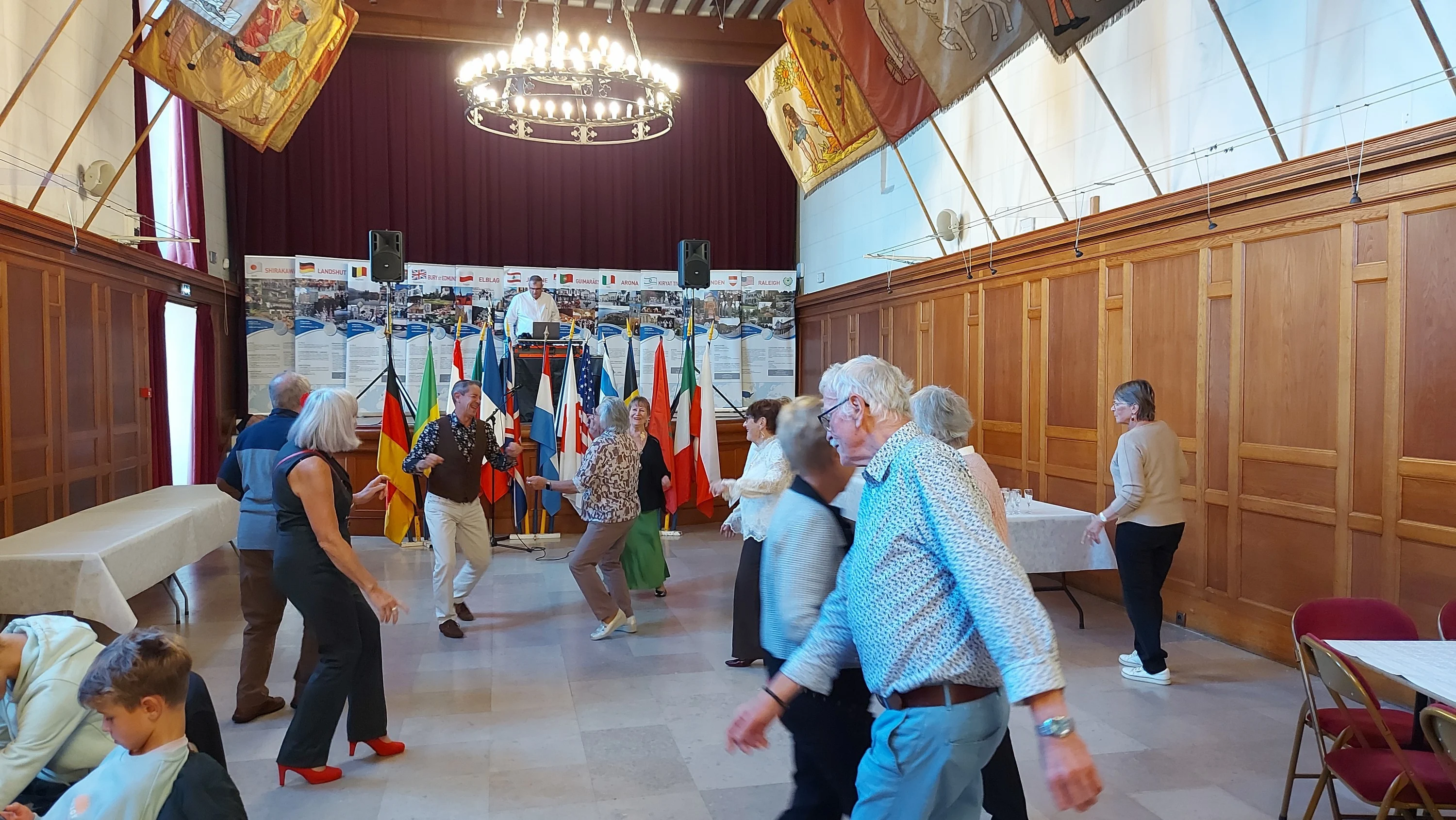 Les traditions, les discours, le banquet et la piste de dansee