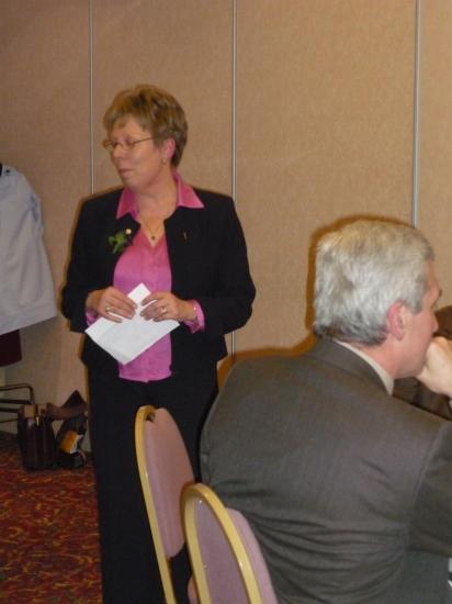 Floriane portait une boutonnière de violettes, fleurs que Napoléon  Ier et Eugénie aimaient beaucoup