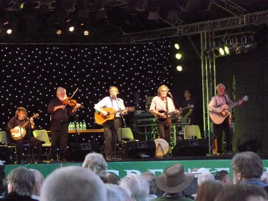 Les Dubliners en concert dans les jardins de l'abbaye de Bury
