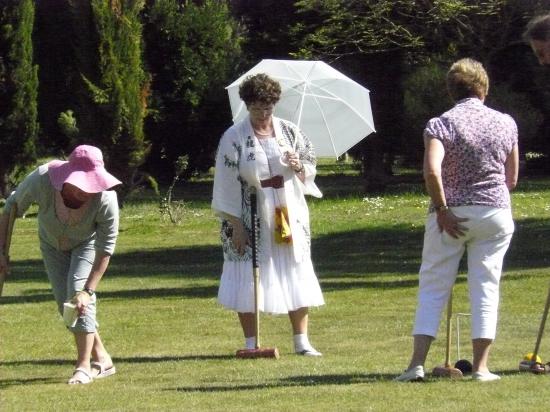 Arielle François et Floriane en pleine partie de croquet
