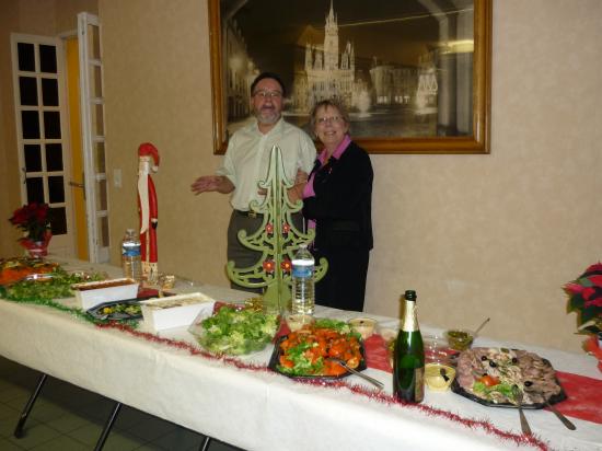 François et Floriane devant l'excellent buffet.