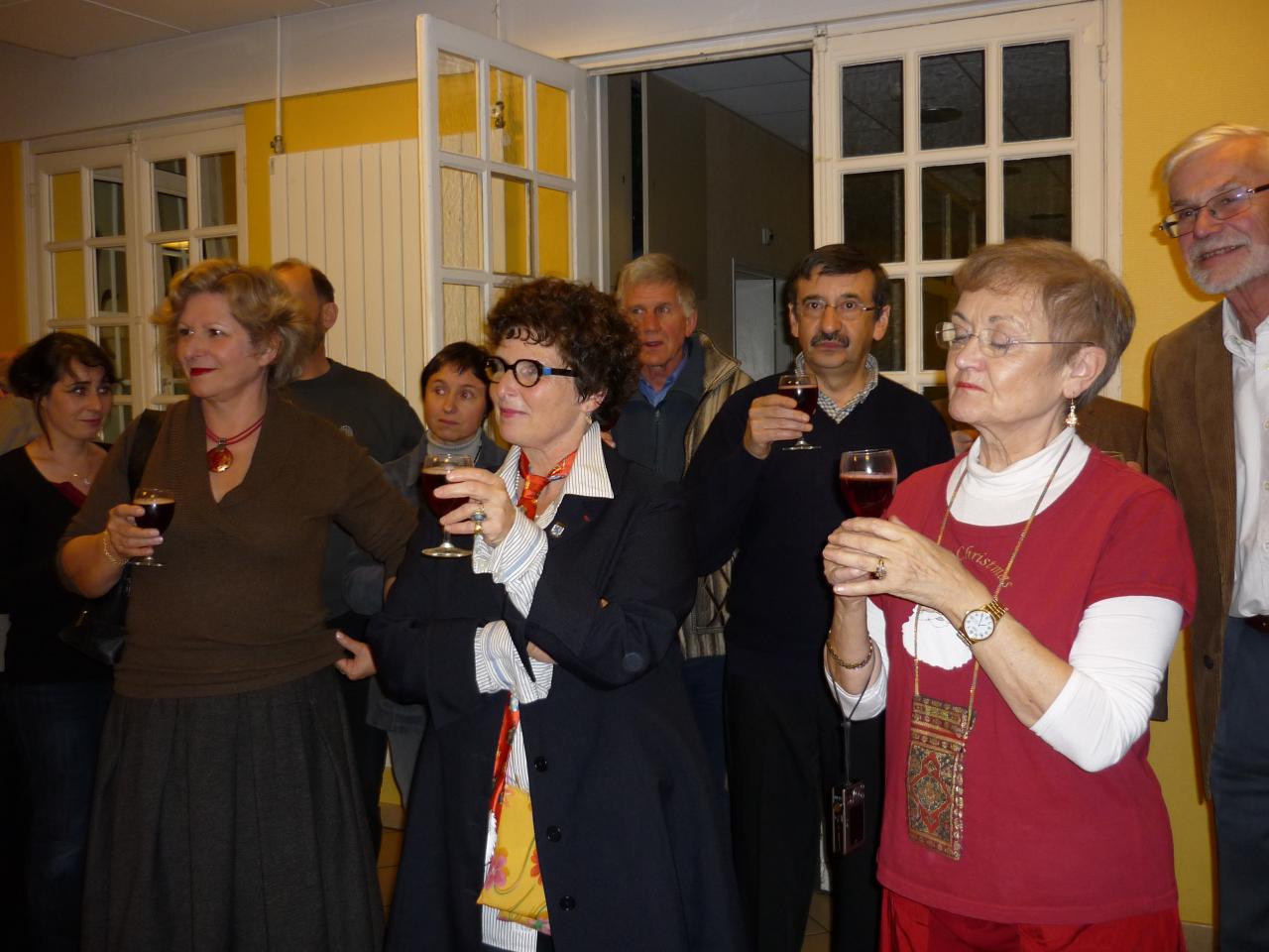 Le verre de l'amitiè avant les chants de Noël