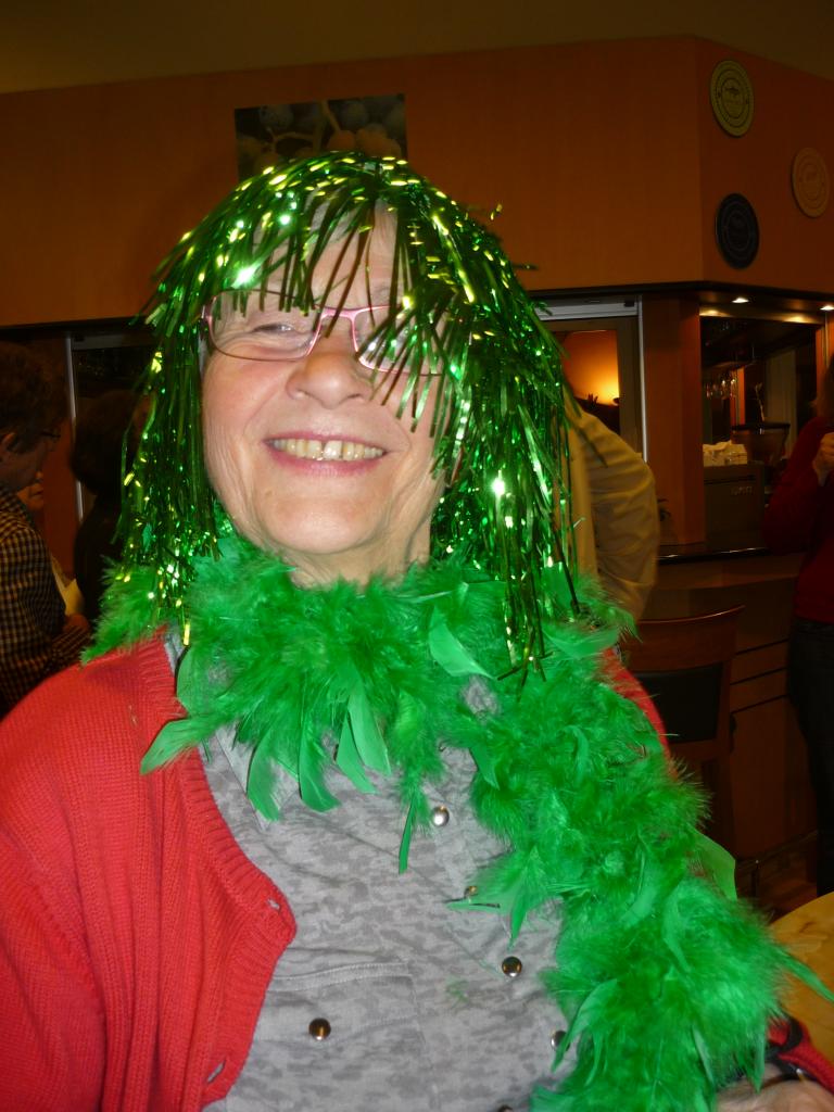 Marie Georges portant des accessoires verts