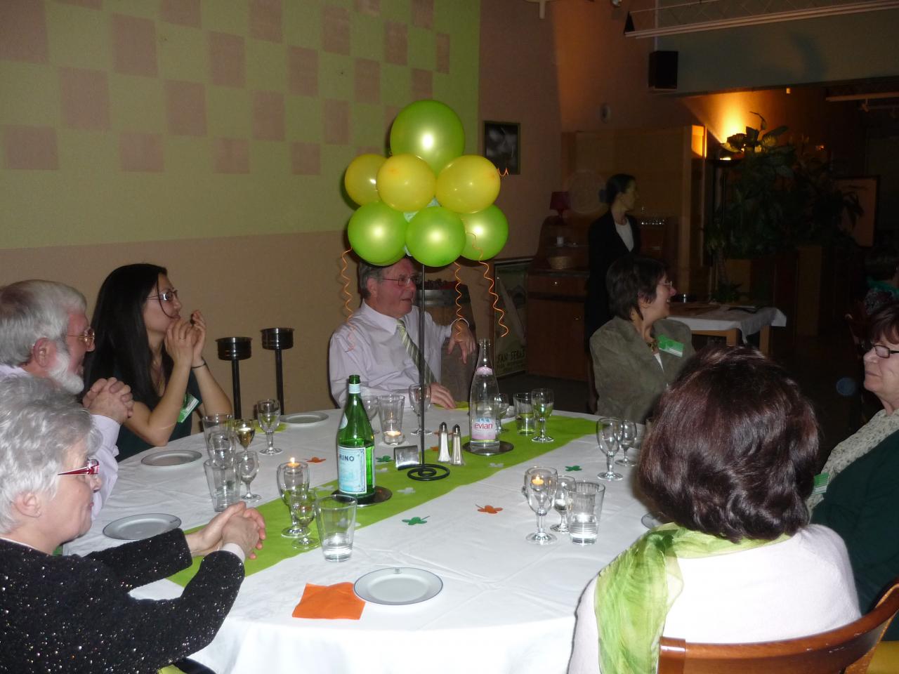 Les convives écoutent Marie Georges 