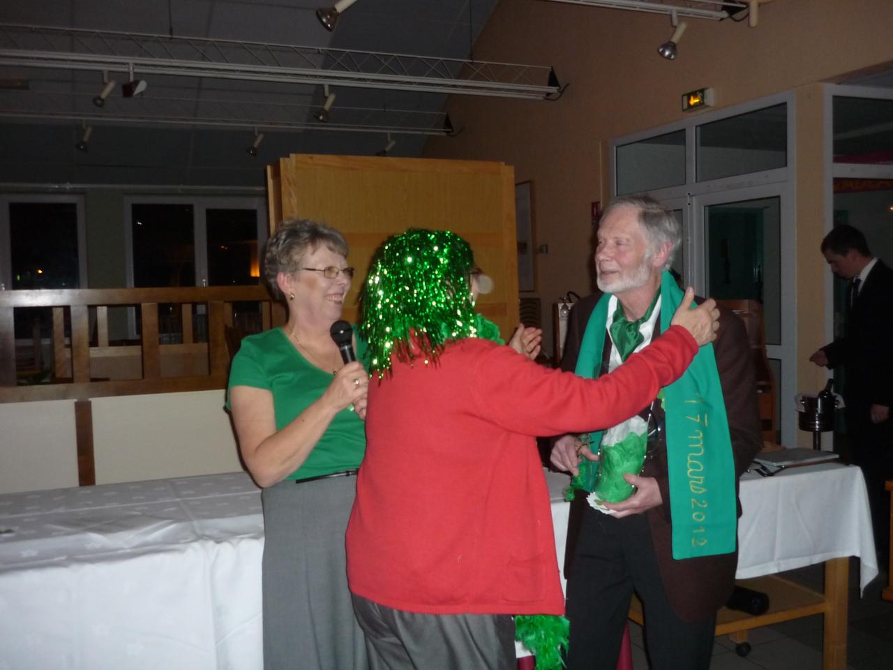 Patrick reçoit l'écharpe en récompense