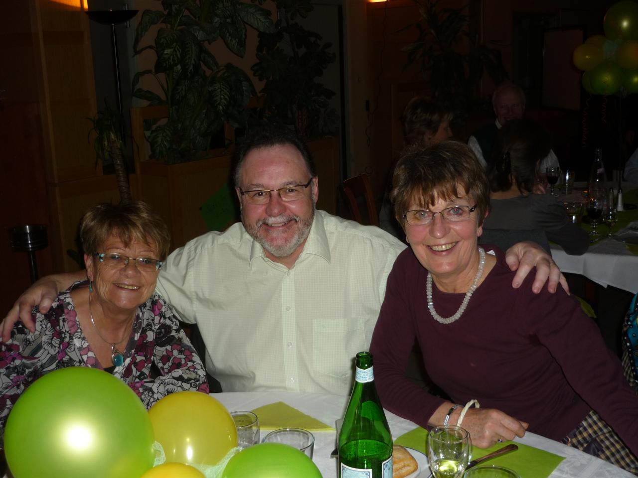 Dans cette expression, tout sourire a une valeur d'adjectif attribut