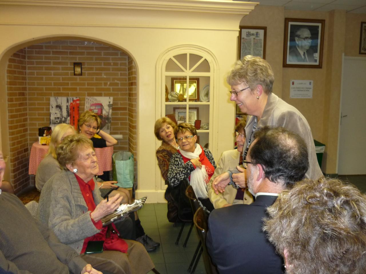 Geneviève reçoit un livre d'mages