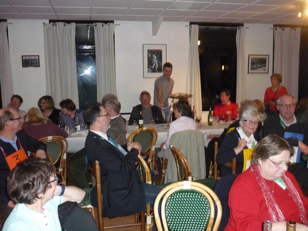 Beaucoup de sportifs réunis au restaurant du golf