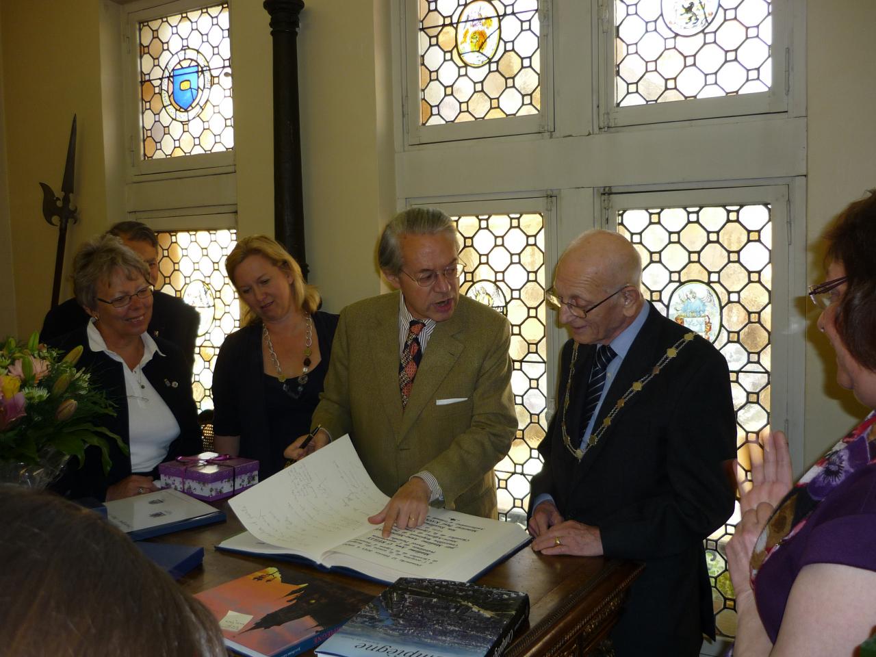 La signature du livre d'or 