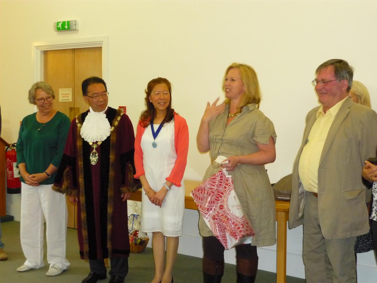 Reception discours et échanges de cadeaux