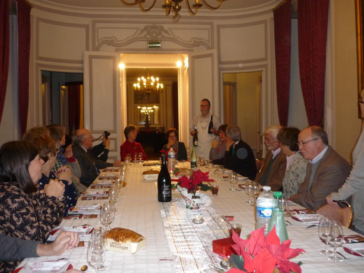 Les convives réunis autour de la table décorée