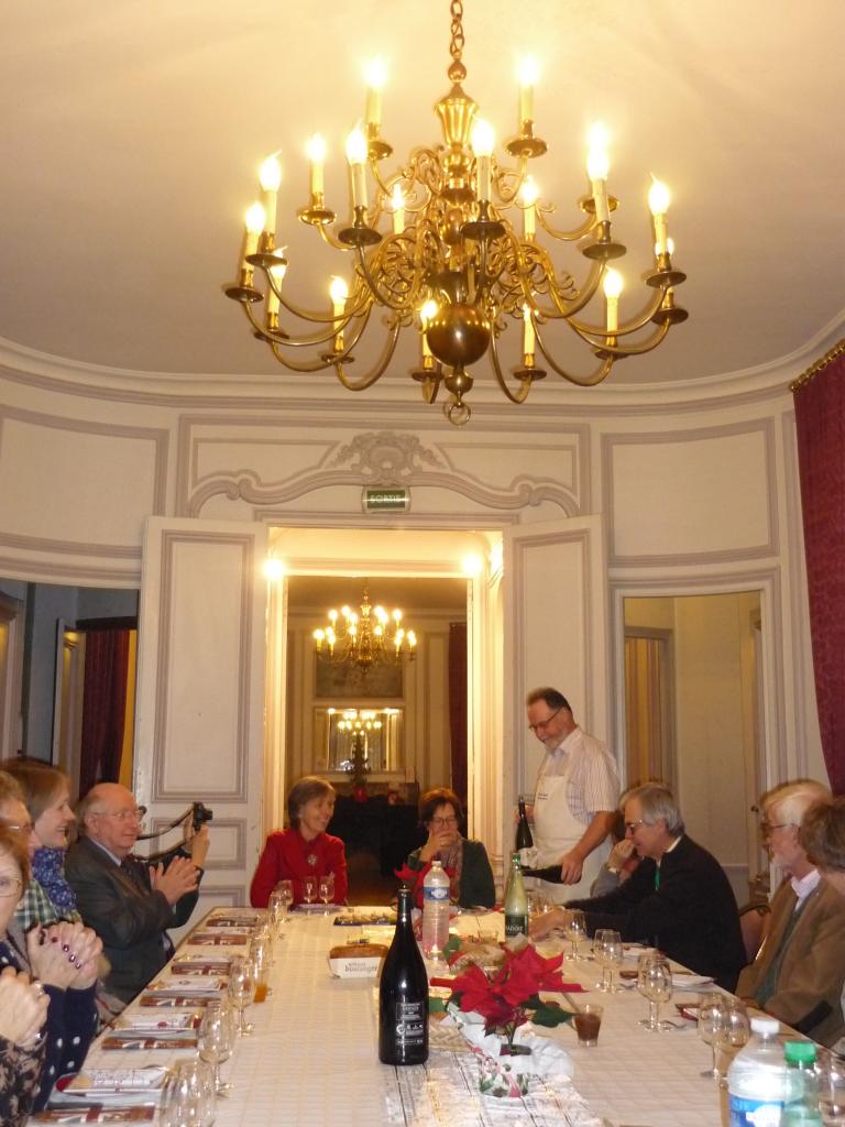 Les convives réunis autour de la table décorée