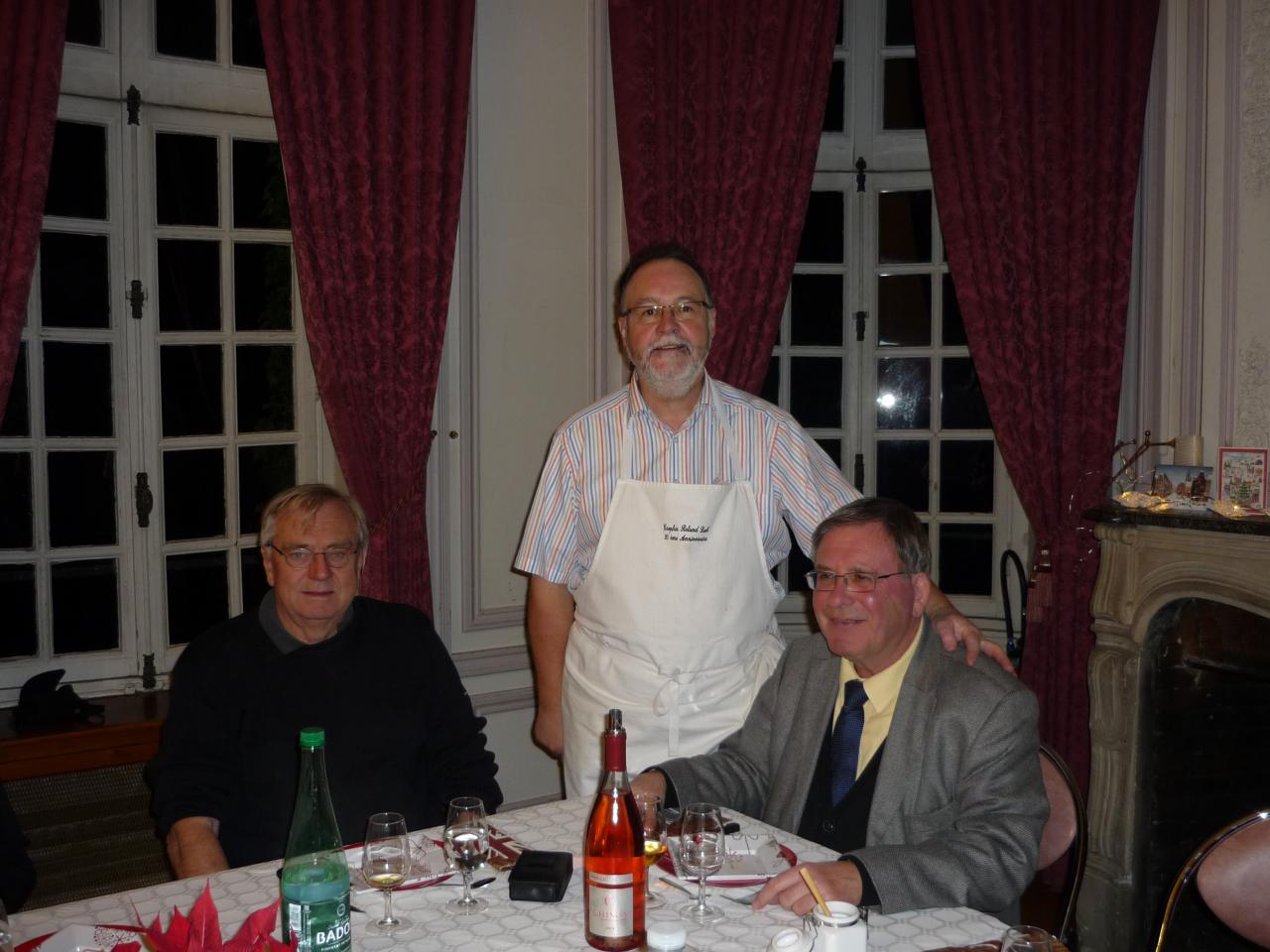 Les convives réunis autour de la table décorée