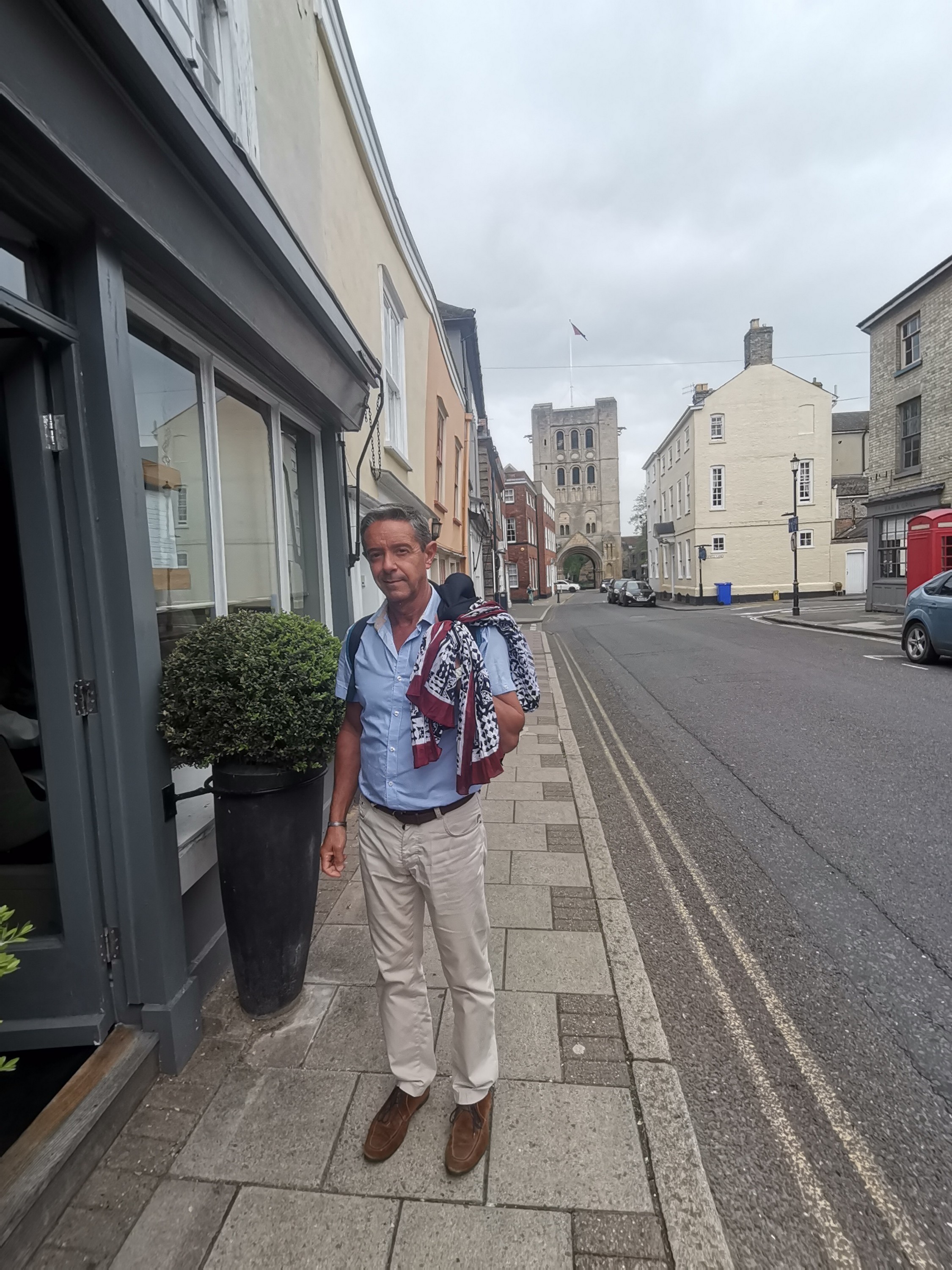 Philippe devant un restaurant de Bury tenu par une bretonne